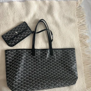 Goyard väska - Goyard liknande väska i storlek L. Den är aldrig använd. Perfekt skolväska 