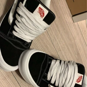 Vans kanu skool - Säljer ett par nya Vans kanu skool storlek 44. Helt nya och o använda hör av för mer information.  Pris kan diskuteras 