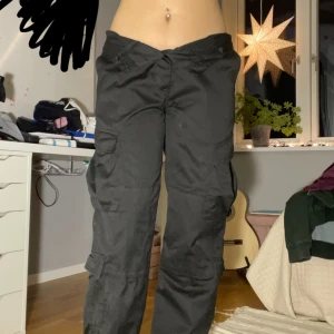 cargo pants - svarta cargopants köpta second hand? massor fickor och justerbara. lite slitna men inget märkvärdigt. innersöm: 81-84cm midja: 84-94cm (justerbara)