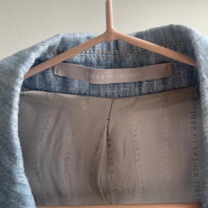 Tiger of Sweden kavaj - Märke: Tiger of Sweden. Strl:32 Färg: ljusblå Material: 100% linne (se bild) Skick: väldigt lite använt, jätte bra skick.   Hem fri från rök och djur 