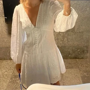 Zara klänning - Säljer min studentklänning från Zara Stl S Passar S/M  