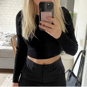 Zara tröja - Fin svart långärmad topp från Zara i stolek S. Använd ett fåtal gånger. Köparen betalar frakt 