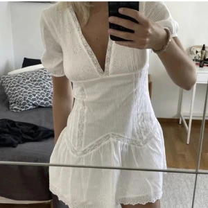 Zara klänning  - Populär så snygg klänning ifrån zara! Använd 2 gånger. Tryck inte på köp nu innan vi konstaterat!