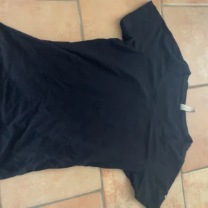 Svart t-shirt - Svart t-shirt där det står vous på Nyskick