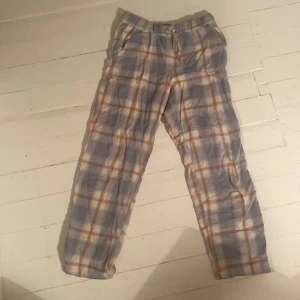 Rutiga pyjamasbyxor - Bra skick, lite noppor, flanel tyg, väldigt mjuka. 