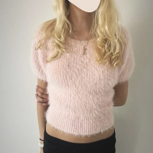 Rosa fluffig skön t-shirt/magtröja - Jag har använt den Max en gång då jag inte tycker jag passar i den, jag tror storleken är M men passar perfekt på folk som har s eller även XS då modellen har storlek XS! (Modellen på bilden har storlek XS) frakt ingår i pris!