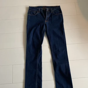Nudie jeans mörk blå  - Mörk blåa nudie jeans Skick 9/10