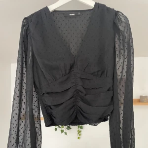 Svart blus - Säljer denna svarta blus då den inte riktigt kommit till användning på ett tag. Köpt på BikBok för 299kr säljer för 80kr✨