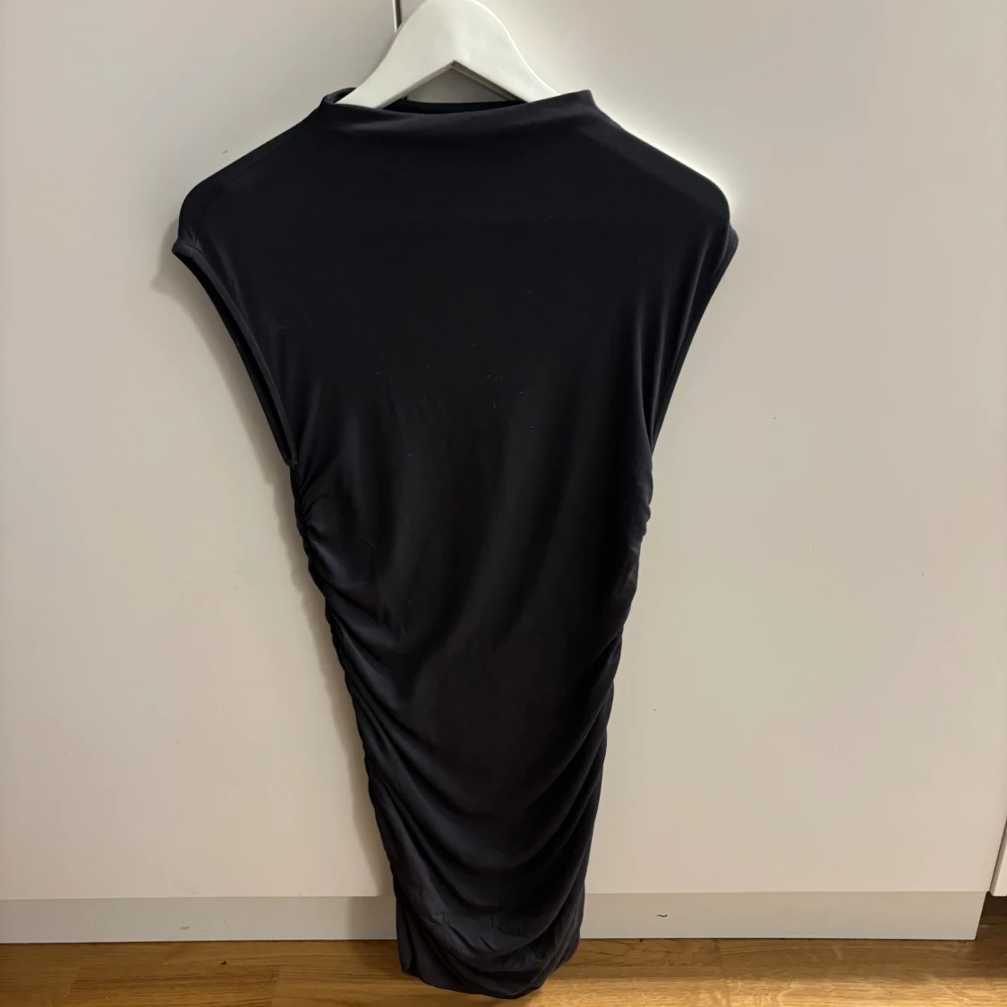 Svart klänning från Gina Tricot - 90