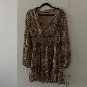 Klänning höst/vinter - Populär slutsåld klänning från zara. Liten i storleken så passar S och XS. Använd 1 gång. Köpare står för frakt alt kan mötas i Göteborg. 