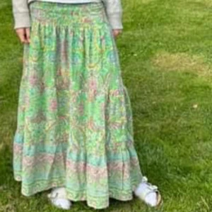 Lång kjol - Fin kjol bra nu tilll hösten gör den är lite varmare än en kort kjol.  Nästan aldrig använd inga skador. 💗