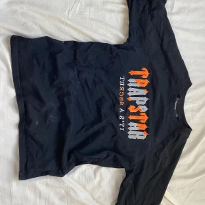 Trapstar t shirt - Bra t shirt storlek S kan passa M