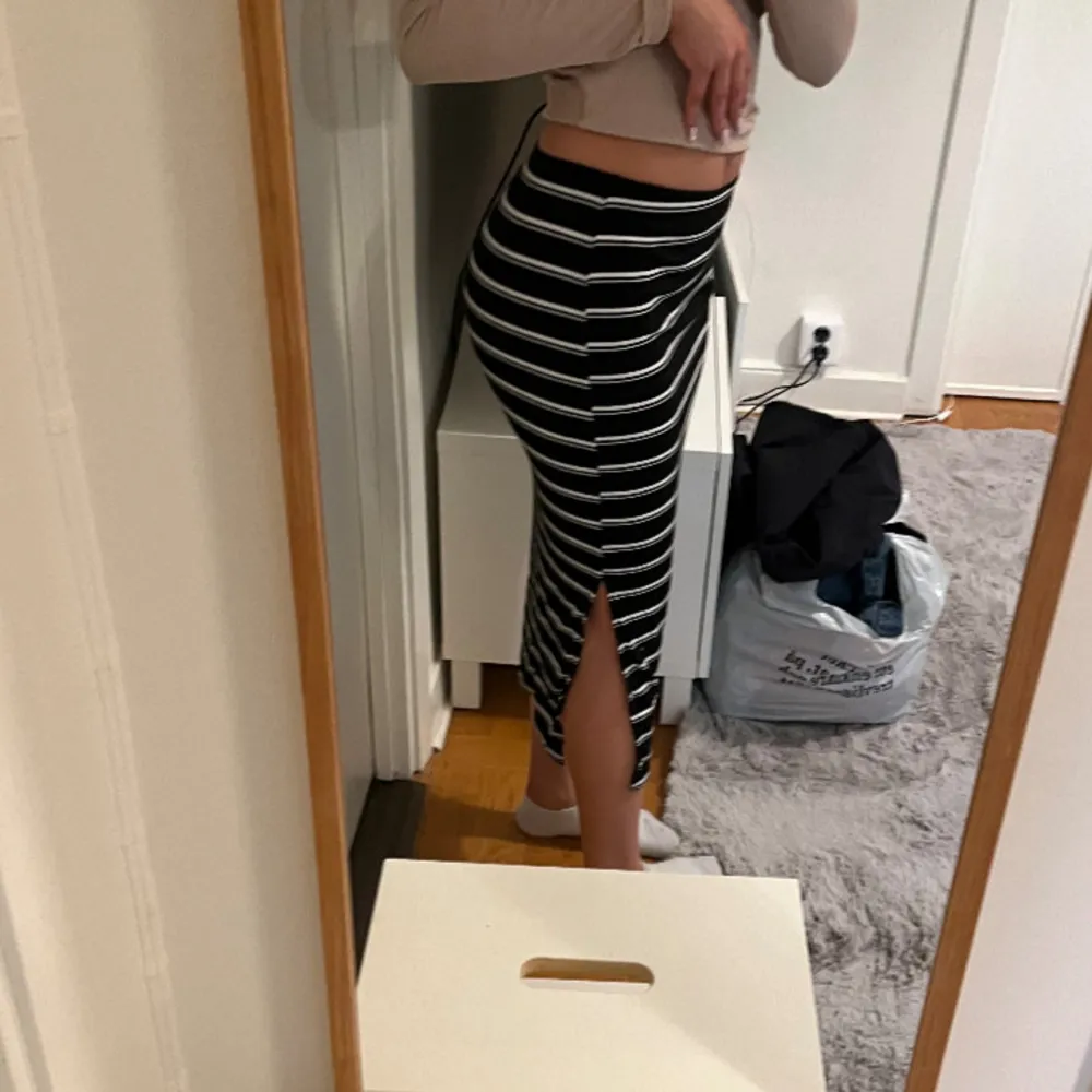 randig pennkjol med slits, knappt använd 🩷. Hameet.