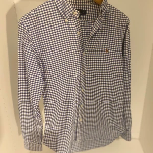 Ralph Lauren skjorta  - Hej! Säljer nu min skjorta från märket polo Ralph Lauren, storlek S fint skick, tveka inte på att höra av dig om du har frågor eller funderingar kring skjortan!