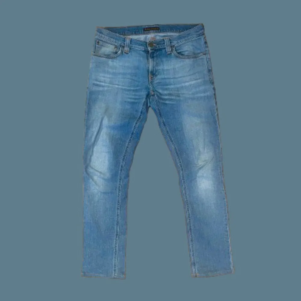 Säljer ett par feta blå Nudie Jeans | passformen är slimfit | storleken är 30/30 | byxorna är lätt använda och i bra skick, däremot uppsydda 9/10 | nypris är ungefär 1600 kr, vårt pris 400 kr | hör av dig vid frågor eller funderingar 💯. Jeans & Byxor.