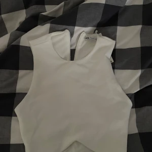 Säljer en topp ifrån zara  - Aldrig använd 