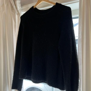 Stickad tröja - Fin svart stickad tröja från Pieces ✧ Bra skick, använd några gånger men inga defekter ✧ Storlek:  (S)  Tveka inte att höra av dig vid frågor <3