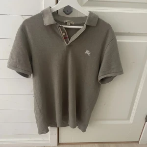 Burberry pike - Säljer nu min gröna burberry pike. Den har inga deffekter. Storlek L men passar även M. Nypris ligger runt 4700. Hör av er om ni har några ytterligare frågor!🙌🏻