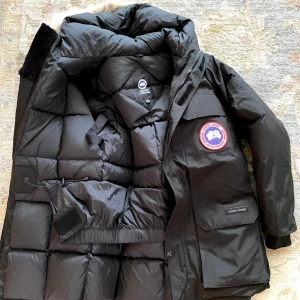 Canada Goose Expedition - Ny! - Säljer en helt ny Canada Goose Expedition jacka till 60% rabatt! Jackan skulle varit en present i vintras men kom aldrig till användning.   Köptes i vintras i Kanada för 12000kr. Jackan är XXL 1 liten i storleken som en L. Passar 170-190cm.