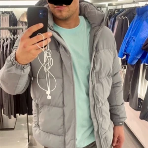 Dunjacka Zara man - Helt ny! - Säljer en oanvänd dunjacka från Zara. Storleken passar 170-185cm och medium/large.   Den är varm och passar till hösten. Med luva.   Nypris 1400kr Mitt pris 750kr