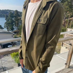 John Henric overshirt - Snygg overshirt från John Henric i storleken medium/39. Skick 10/10 endast använd 1-3gånger. Inköpt för ca 1200. Skriv gärna vid intresse, pris kan diskuteras.
