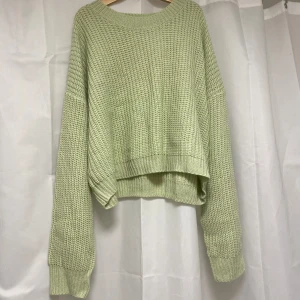 Mysig stickad tröja - Säljer denna fina stickade gröna tröjan som jag har använt en gång💚