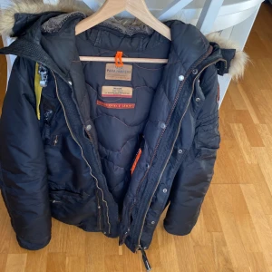 Parajumpers jacka  - En fin och varm jacka perfekt till vintern.  Den har en liten slitning på höger ficka men det är inget man märker.  Storlek M 