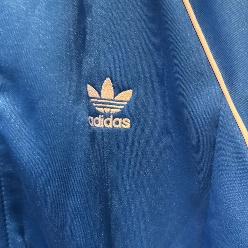 Hej! Säljer nu min Adidas kofta storlek M, väldigt bra skick, använd fåtal gånger. Nypris 1300. Hoodies.