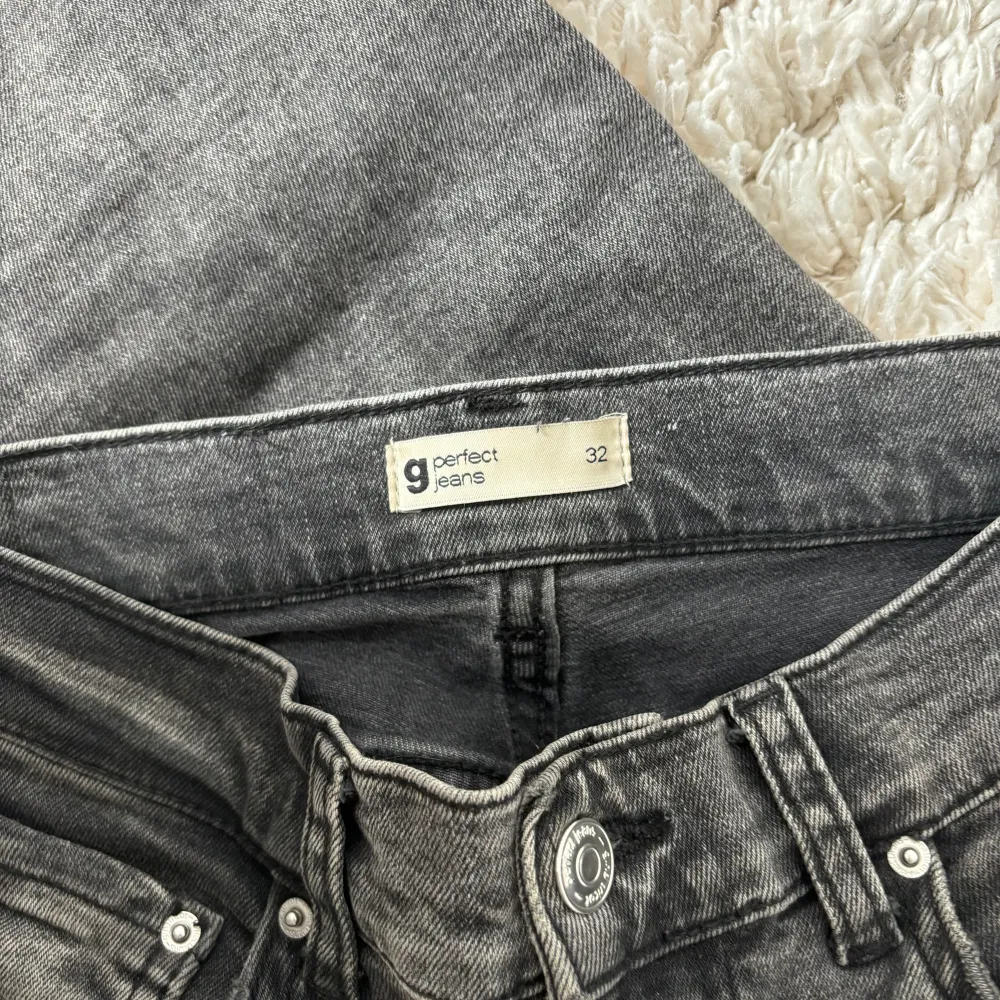 Jag säljer nu dessa så fina grå low waist bootcut jeans från Gina Tricot för ett bra pris!! 💛 Supersnygga men för korta för mig (jag är en 179cm)!! Nypris är 500kr! Bra skick!! Pris kan diskuteras!! 💓💓. Jeans & Byxor.