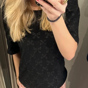 Tröja med rosetter  - Säljer min super fina blus med rosetter på. Från vila i storlek M men skulle säga att den passar S också. Säljer för 250kr+frakt men pris kan diskuteras vid snabb affär!