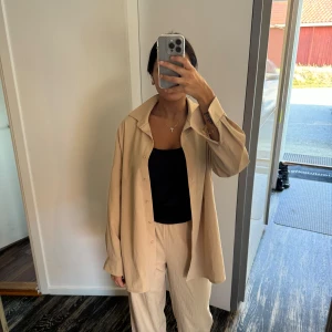 Linne set - Jättensyggt set beiget. Går att styla på olika sätt. Bra till skolan och jobb. Enkel och vardaglig 