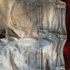 Diesel jeans - Jättefina diesel jeans ja köpte här på plick ett tag sen men passar mig tyvärr inte, inga defekter vad jag vet om och vet inte riktigt vilken storlek det är men står som visas på bilden att det är W31 L32