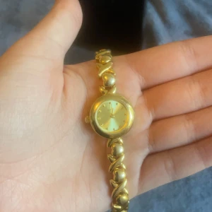 Guld klocka - Guldfärgad klocka (Obs: inget batteri i)