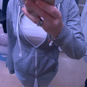Zip tröja - Supergosig ziptröja som i te kommer till användning, sitter som en s/xs men passar även m (lånade bilder från förra säljaren)