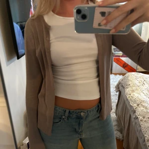 Kofta - Superfin och skön kofta från märket saint tropez som tyvärr inte kommer till användning💕 Skriv privat om du har fler frågor🥰