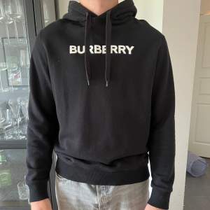 Sambon säljer sin Burberry hoodie som han köpte i Milano 2022. Använd ett par gånger men som i nyskick. Storlek S. Är lite hårig på bilden pga vår katt😅 men det tar vi självklart bort innan vi skickar iväg. Nypris 7500kr.