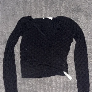 Topp från zara - Lite suddig bild men jättefin tröja🫶🏼 De vita men ser är bara lappen 