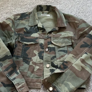 Jeans jacka  - En militär grön jeans jacka från Gina Tricot, super fint skick ! 