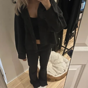 Mörkgrå kappa  - Snygg kappa perfekt nu till hösten❤️ Nyskick, parsamt använd och inga defekter❤️