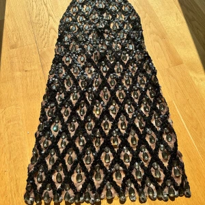 Klänning  - i denna lyxiga diamant- och rhinestone-utsmyckade mesh-maxiklänning från Santa Brands. Perfekt för vilken speciell tillfälle eller kväll ute som helst, kommer detta fantastiska plagg säkert att vända huvuden. Mesh-tyget ger en touch av glamour 