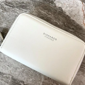 Diana&Co Plånbok  - Säljer denna helt oanvända plånbok från Diana&Co i färgen beige. Med två fack, för både kort, sedlar och mynt. Större i modellen så funkar även att förvara telefonen i🤍✨🌸