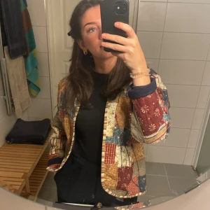 Jacka i fint mönster och matrial  - Jättefin jacka som tyvärr inte kommer till användning då jag har en liknade 