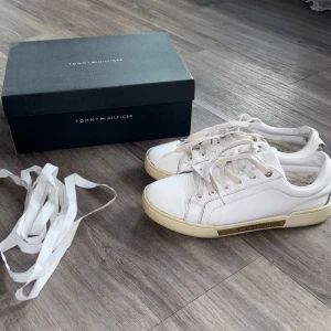 Tommy Hilfiger skor - Välanvända Tommy Hilfiger skor. Lite slitna på några ställen men inget som syns tydligt!  Låda + Nya skosnören. Hör av dig för fler bilder, pris går att diskuteras