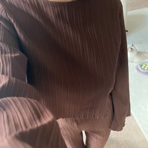 Set NA-KD  - Suuuper snyggt set från nakd, storlek 36 i både blusen och byxorna. Kan kläs upp och ner då materialet verkligen är skönt men ”stilrent”. Byxorna är långa!!  Oanvänt så i nyskick ✨