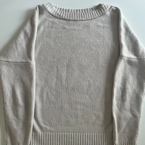 Beige stickad tröja från Replay - Säljer en supermysig beige stickad tröja från Replay. Den har en ribbad rund halsringning och ribbade muddar vid ärmslut och nederkant. Perfekt för kyliga dagar när du vill vara både stilren och bekväm. Passar till allt från jeans till kjol!💗 Två mindre fläckar som jag tycker knappt syns💓Står storlek xxs men skulle säga att det passar någon som har xs-s
