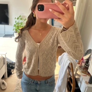 Kofta - Kofta från Abercrombie and fitch. Köptes i USA förra året men bara använd fåtal gånger. Storlek 13-14 år men passar Xs/s jätte bra. Ny pris runt 500 