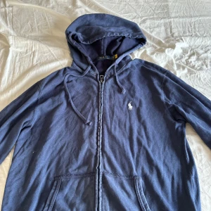 Ralph lauren zip - Mörkblå ralph lauren zip i st S Använd 2 gånger som ny Nypris 2000 Pris kan diskuteras så tveka inte att    Lägga prisförslag! Kontakta mig för mer bilder osv Modellen är 182