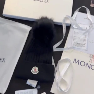Moncler mössa - Bra skick, äkta päls💓pris kan alltid diskuteras!