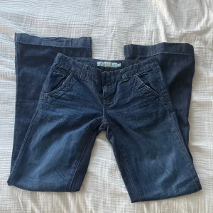 Lågmidjade Calvin Klein Jeans - Mörkblå lågmidjade Jenas från Calvin Klein, fint skick förorom något slitna längst ned (se bild) för långa för min som är 164💗💗 Skriv för fler bilder, midjemått osv 