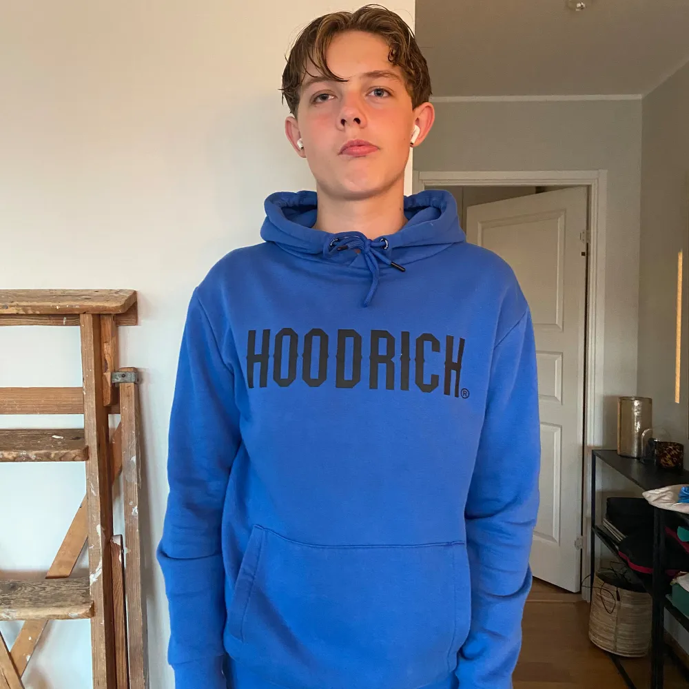 Tja säljer med hoodrich tröja då jag inte använder den. Tröjan är i super skick kanske använd 5 gånger massa. Den är i storlek small men ganska stor i storlek. Skriv om ni har några frågor . Hoodies.